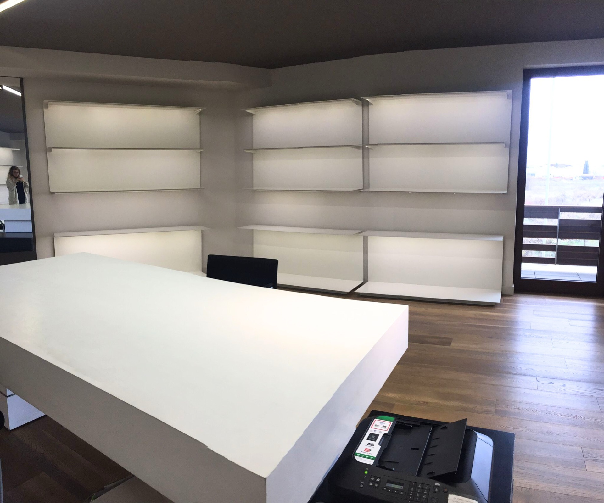 Dettaglio di allestimento showroom con borse in pelle